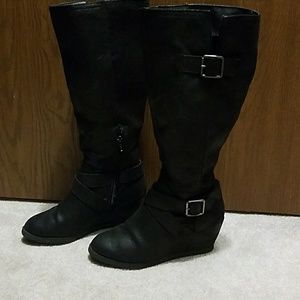 Black wedge boots