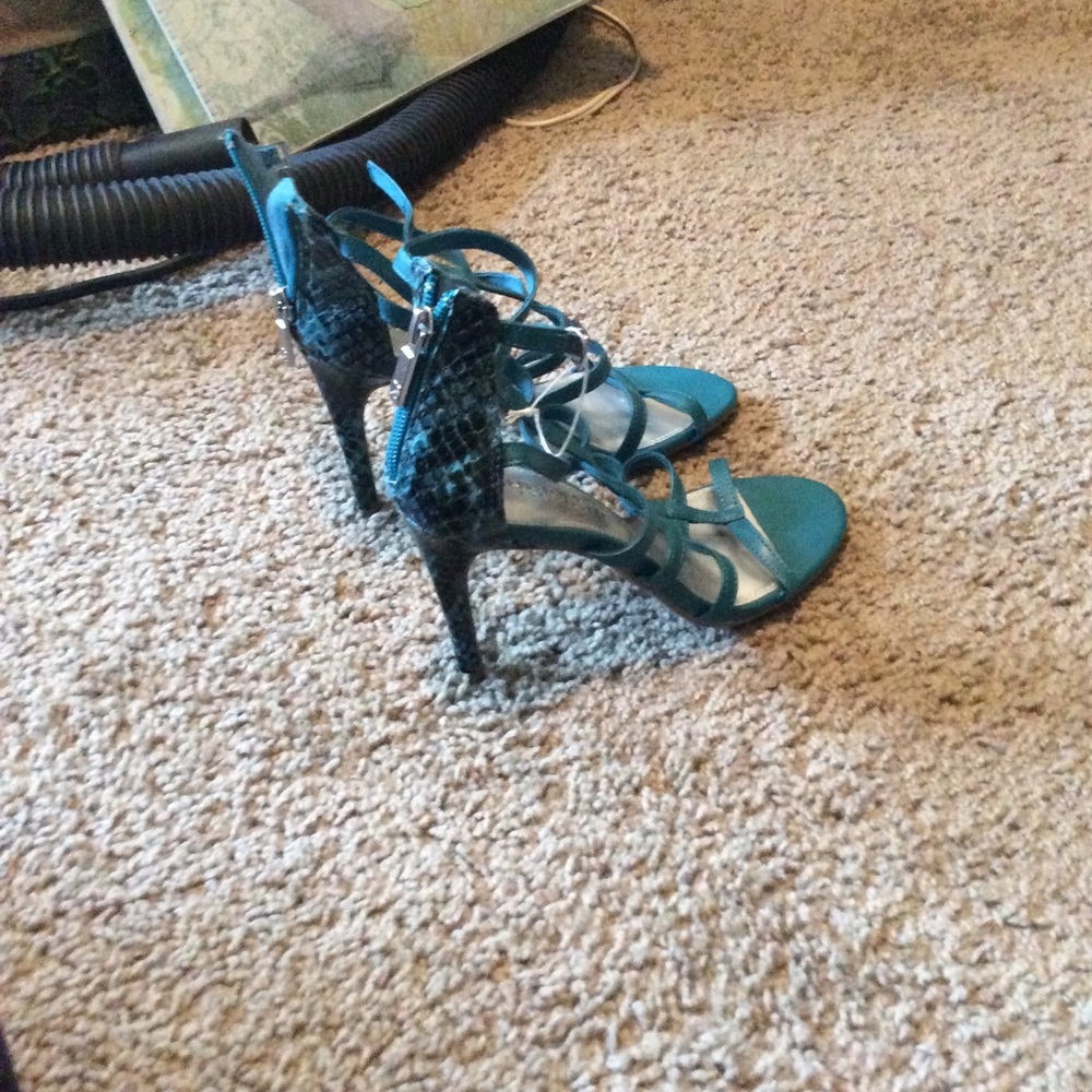 Heels - Picture 3 of 3
