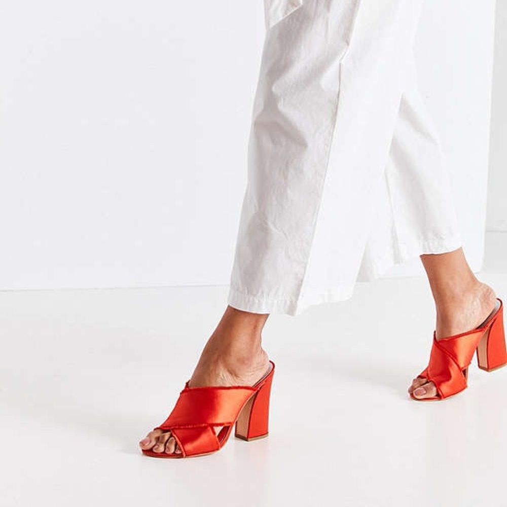 ✨PM EDITOR PICK✨Dolce Vita Satin Mules