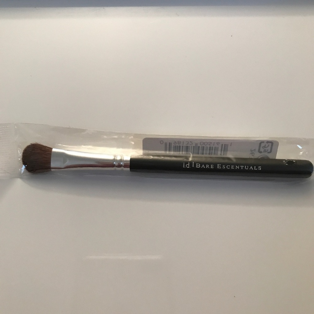 bareMinerals Contour Shadow Brush. (a)
