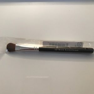 bareMinerals Contour Shadow Brush. (a)