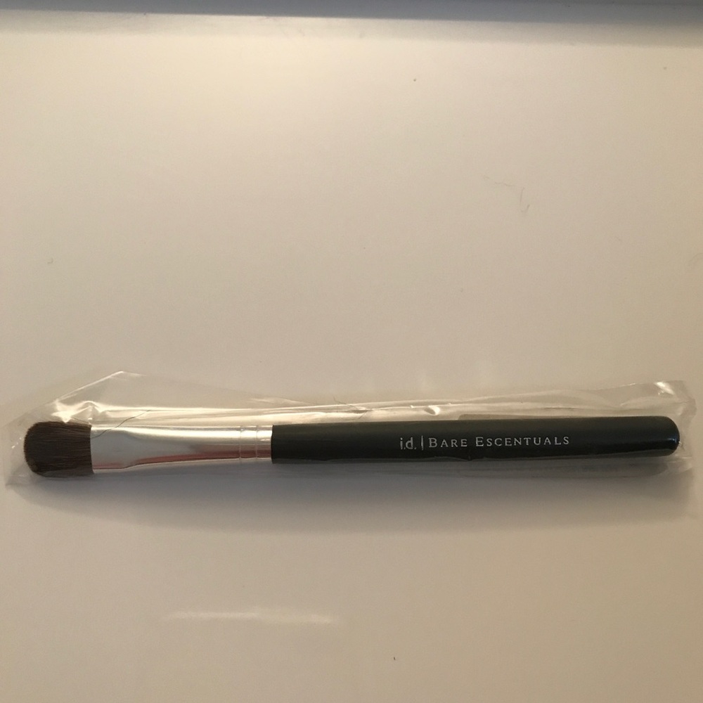 bareMinerals Contour Shadow Brush. (b)