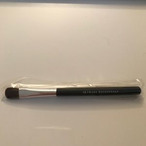 bareMinerals Contour Shadow Brush. (b)