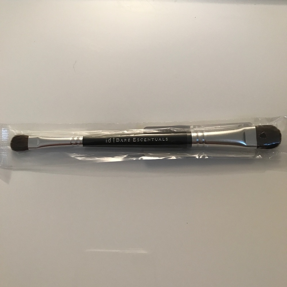 bareMinerals Complete Tapered Shadow Brush.