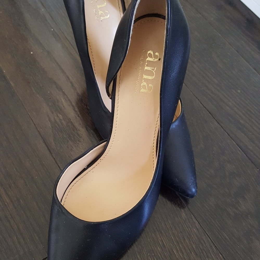 Black chic Heels---- SOLD