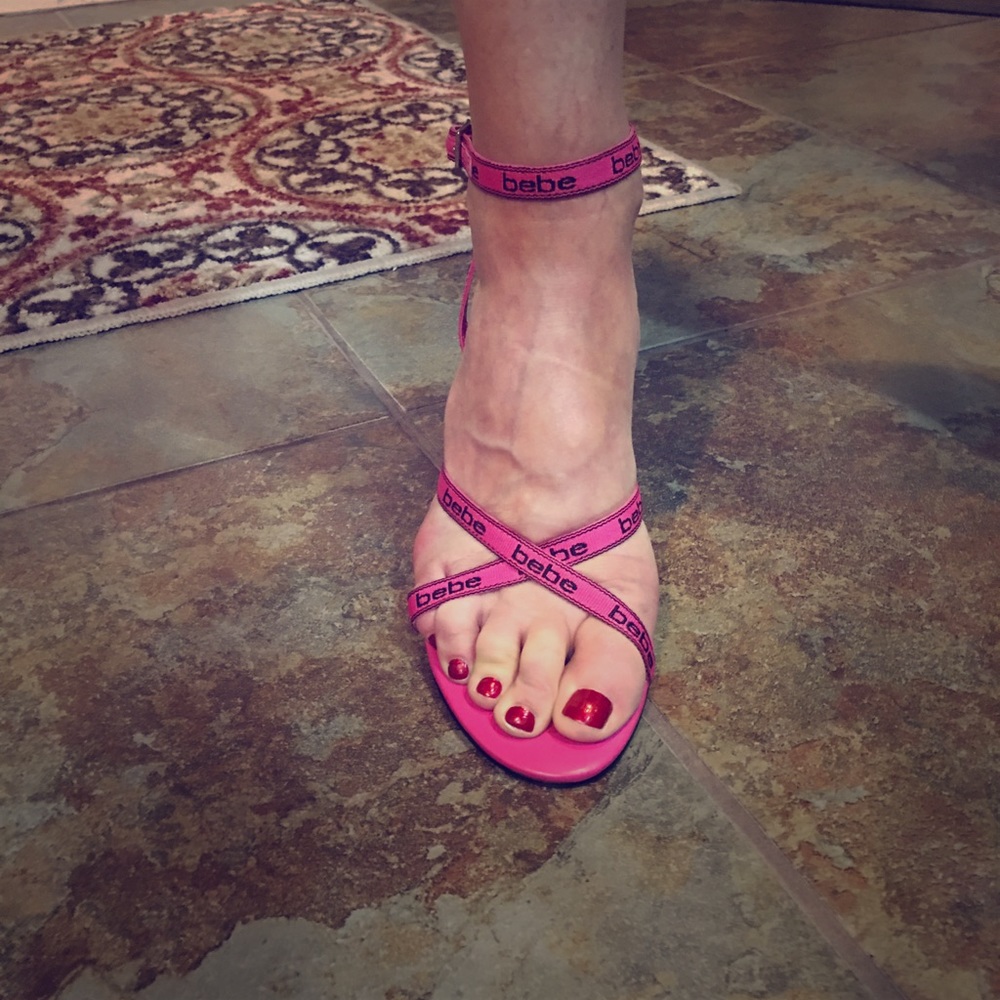 Scrappy pink sandals by Bebe