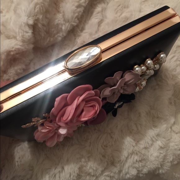 Floral clutch - Picture 2 of 3