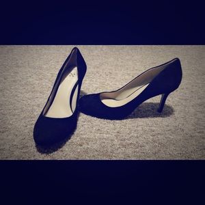 Vince Camuto sleek suede pump