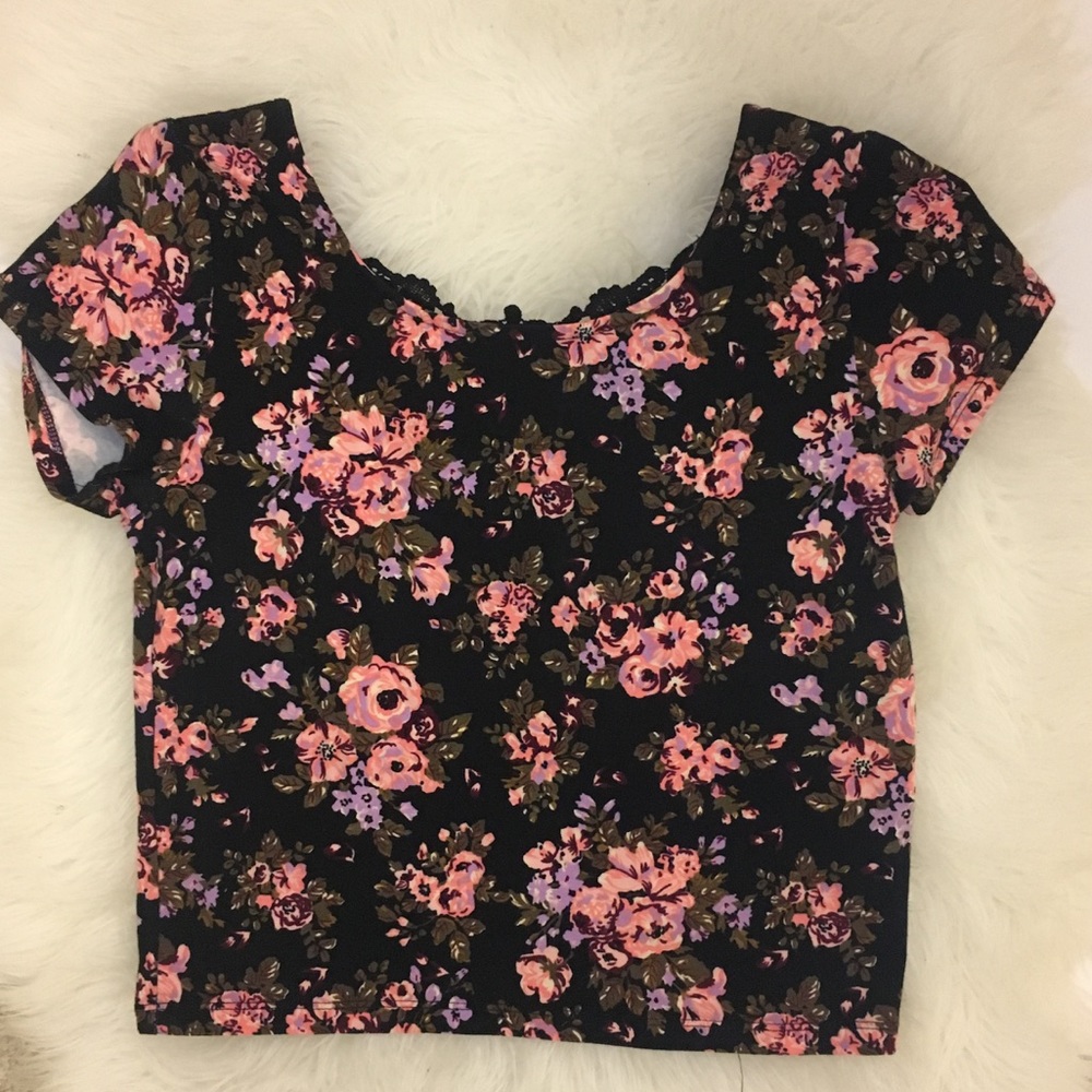Short sleeve floral crop top