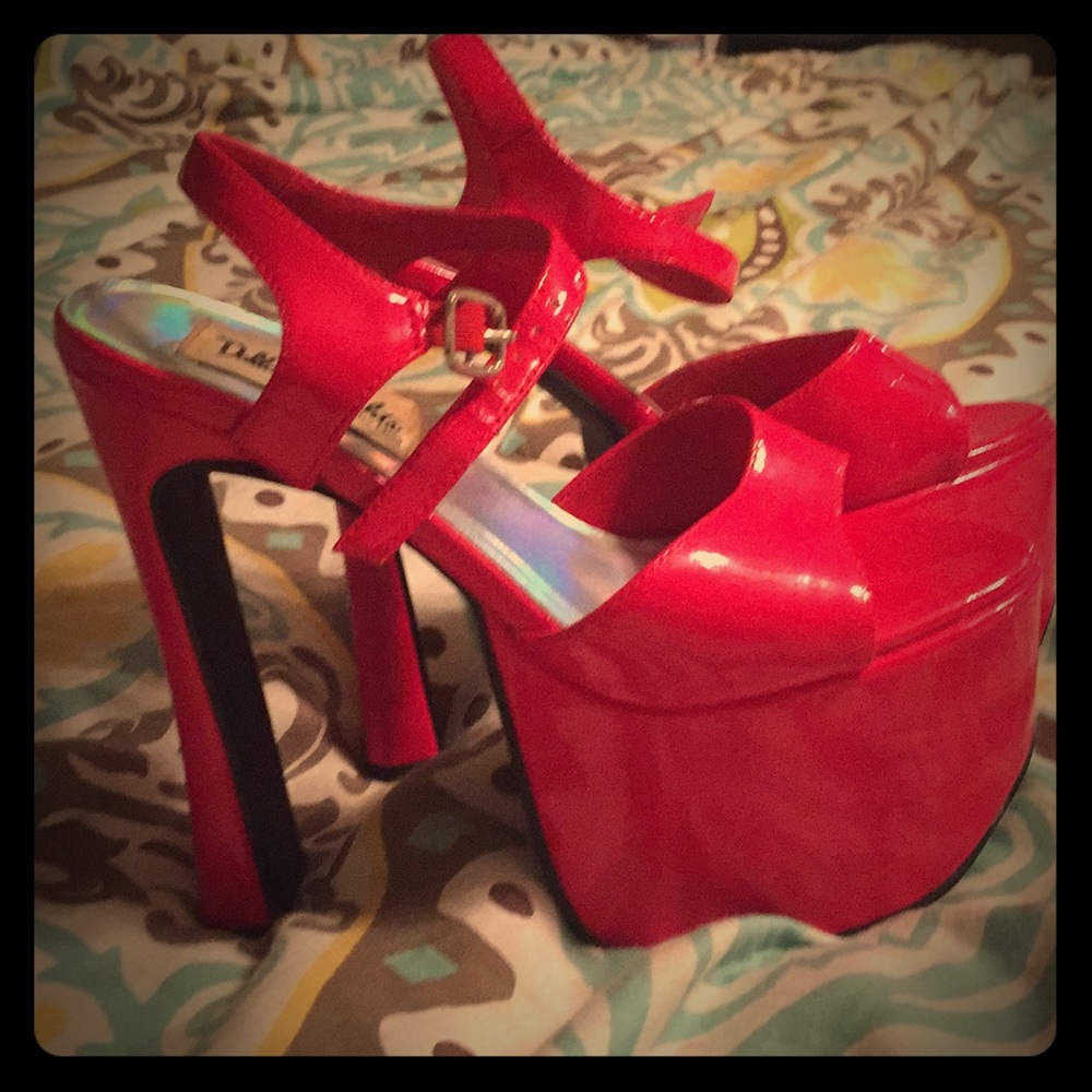 Red HOT shiny pumps