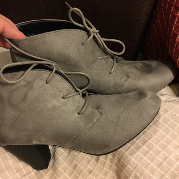 Cityclassified Shoes - EUC, bootie with ties, easy height heels! Sz 9