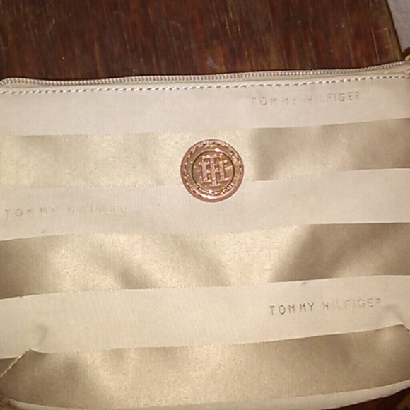 Tommy Hilfiger cross body bag - Picture 2 of 4