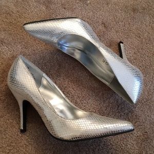 Silver pumps