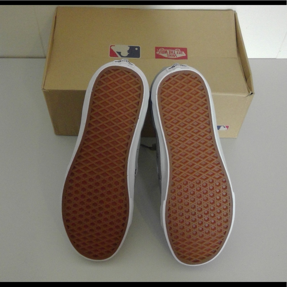 🎉Host Pick🎉 Vans New York Yankees SK8-Hi (MLB) - Picture 4 of 5