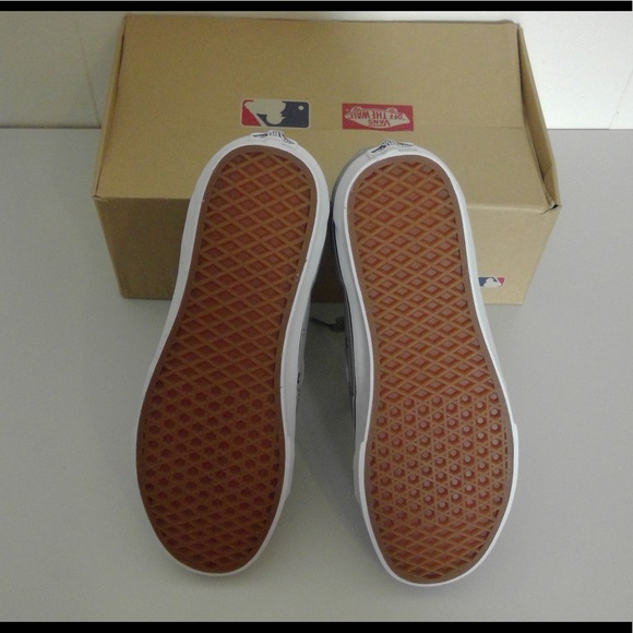 🎉Host Pick🎉 Vans New York Yankees SK8-Hi (MLB) - Picture 4 of 5