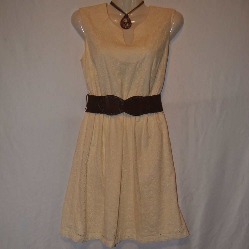 Jessica Howard  beige lace dress