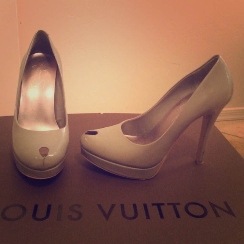 Jessica Simpson Gray Patent Keyhole Pump