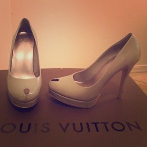 Jessica Simpson Gray Patent Keyhole Pump