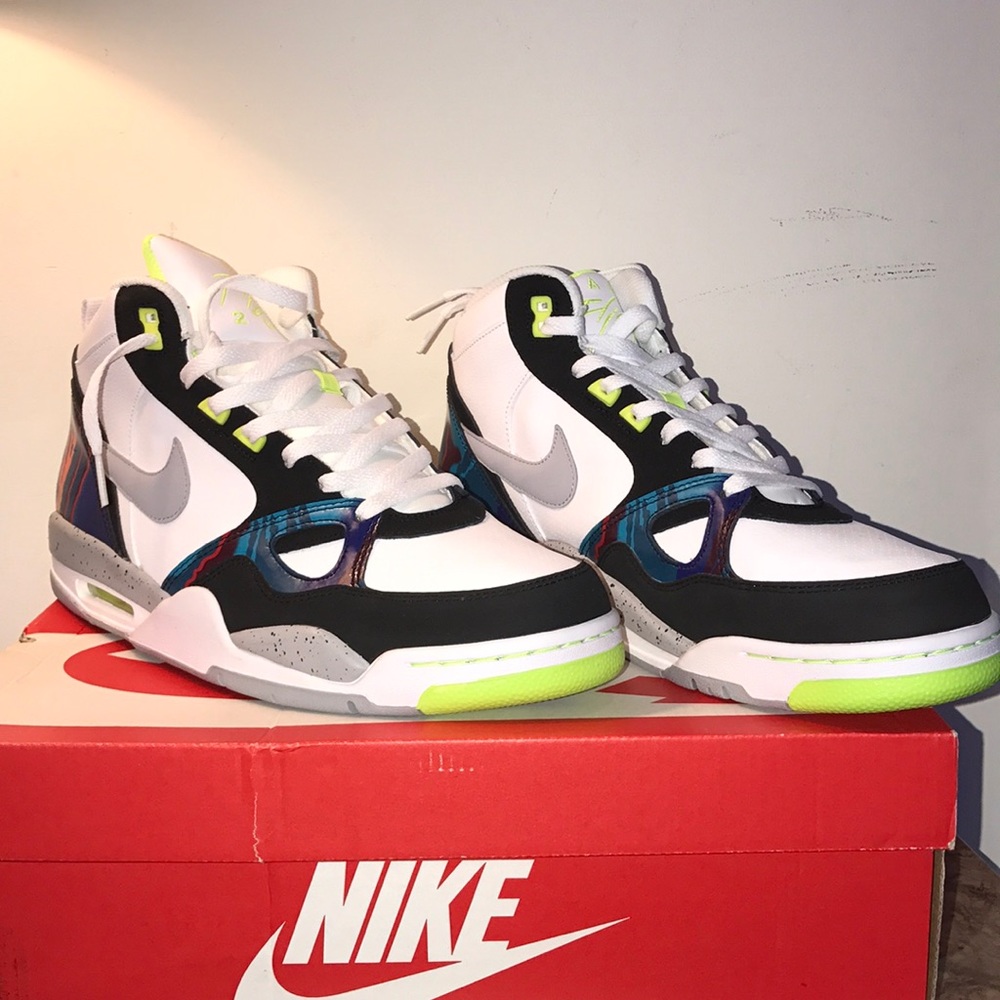 Sneakers - Picture 2 of 5