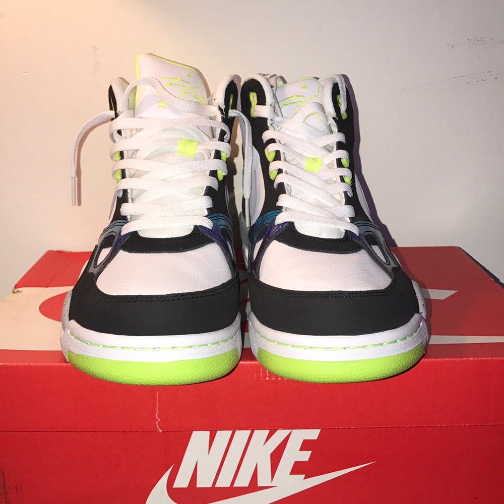 Sneakers - Picture 4 of 5