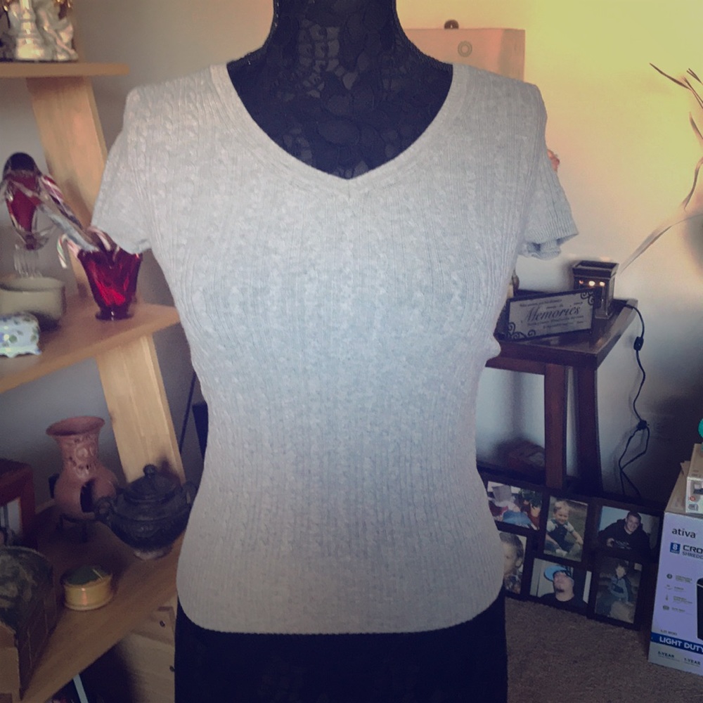 GAP LIGHT GRAY SWEATER KNIT BLOUSE