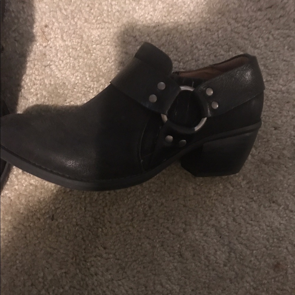 Low ankle boots