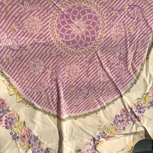 Large scarf with instrument print - Picture 3 of 4