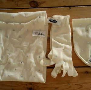 Women's scarf, hat and gloves