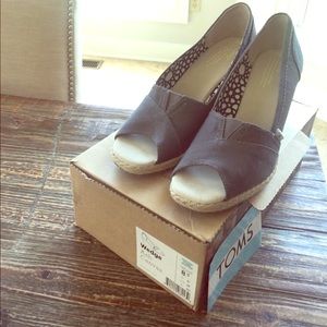 TOMS Wedge size 8.5 color Ash Canvas NWT