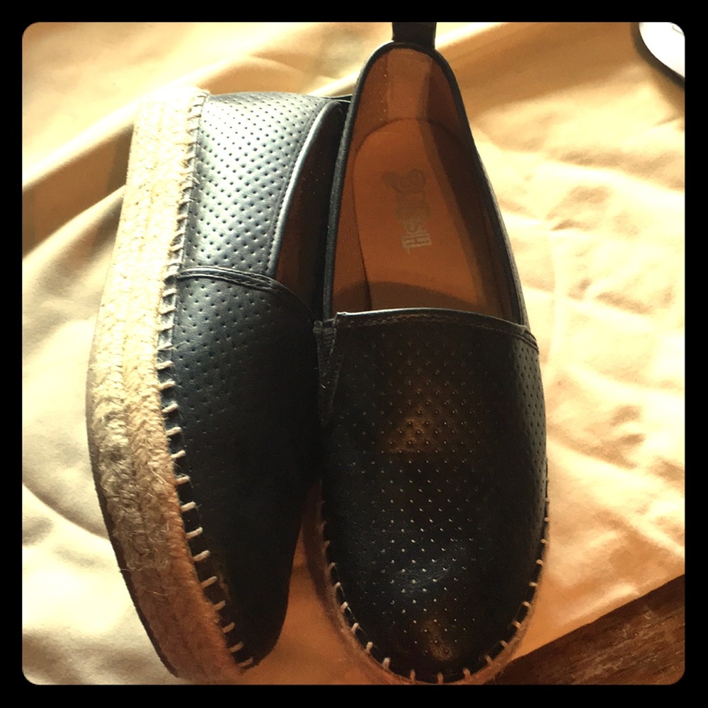 Almost new platform perforated slip on❤️