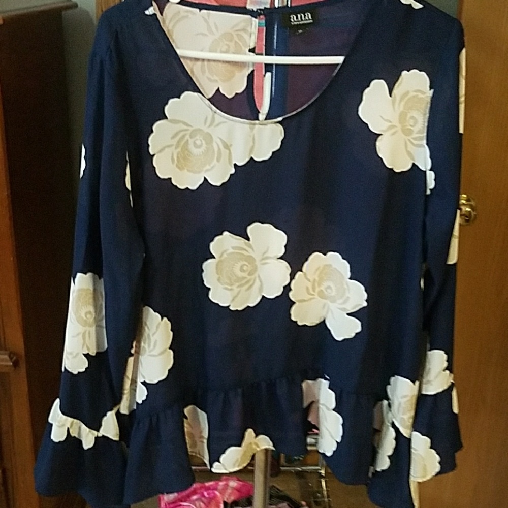 Adorable top like new.