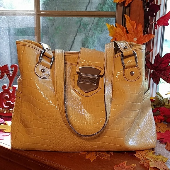 Liz Claiborne Handbags - Liz Claiborne shoulder bag