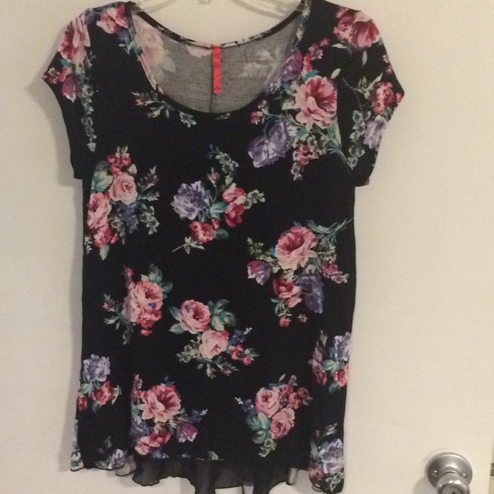 SOLD!! Beautiful floral maternity top