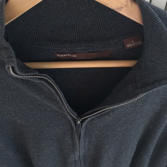 2 Men's sweaters - Picture 3 of 3