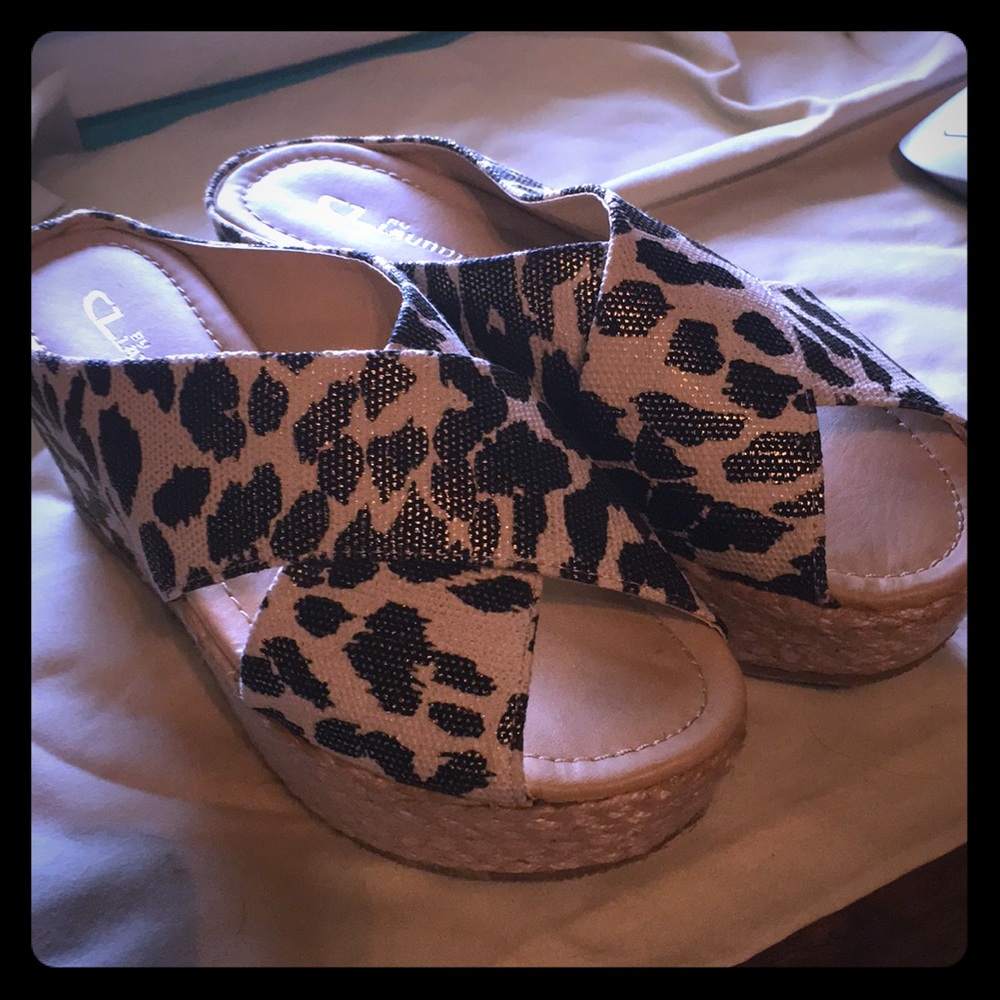 Very cute CL Laundry platform wedge slip on❤️