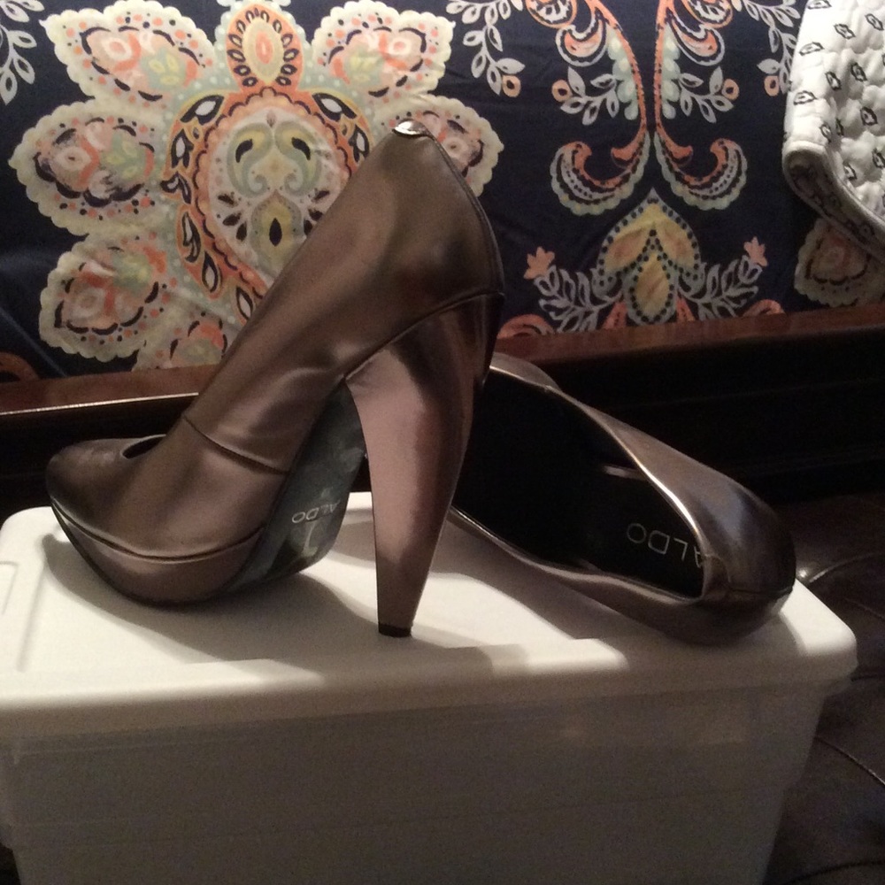 Aldo Pumps with banana heel; barely worn