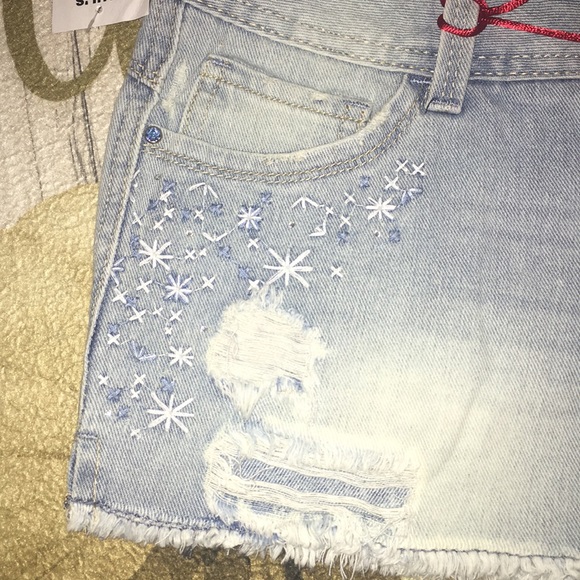 Low-rise Jean Shorts Distressed - Picture 2 of 7