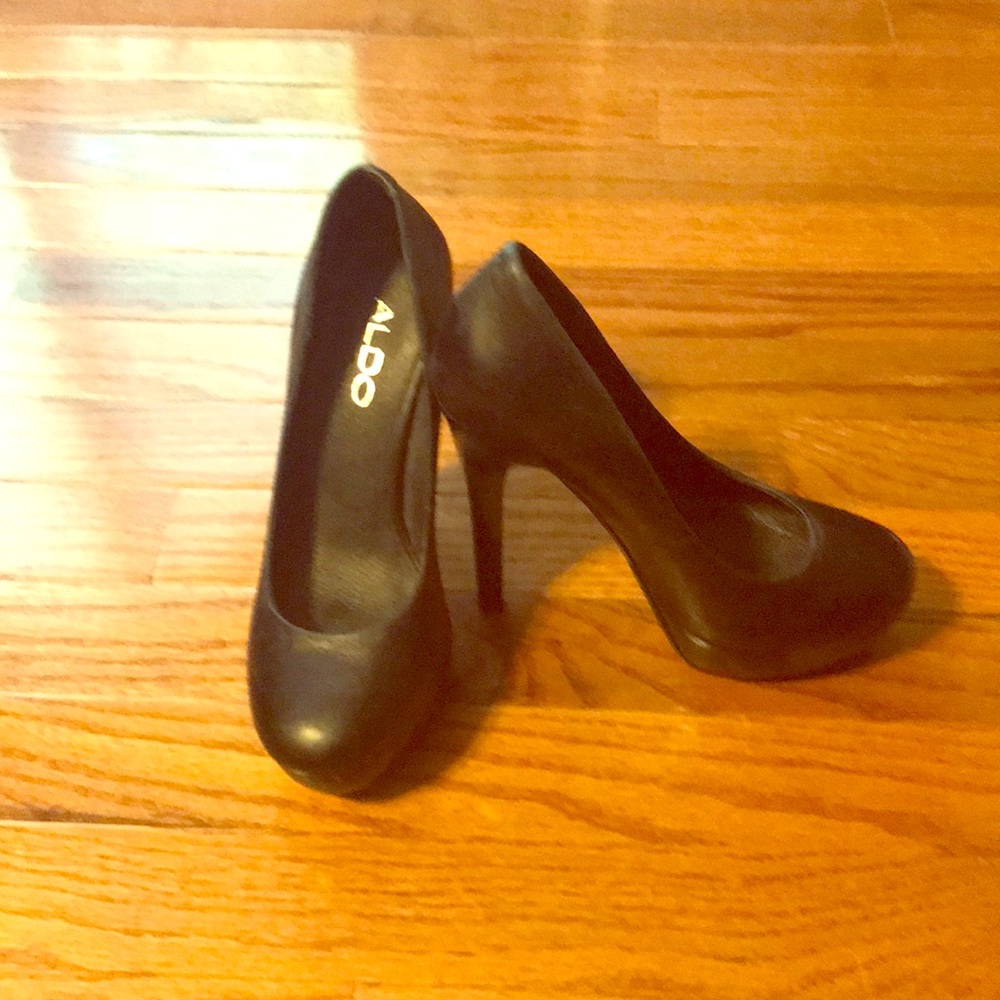 Black pumps