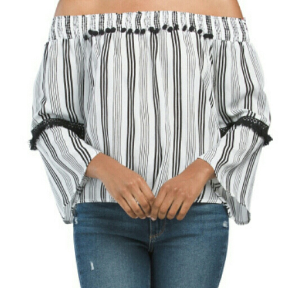 🛍🛍SOLD🛍🛍New unique style cold shoulder top