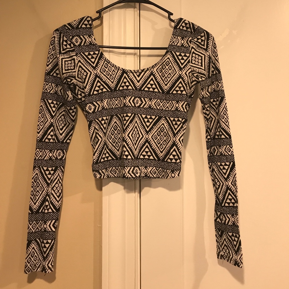 Super cute long sleeve crop top!