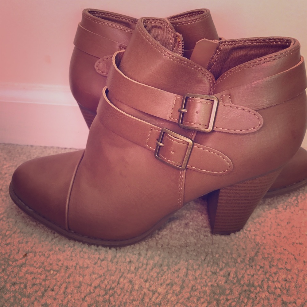 *PRICE DROP* 8 1/2 Lauren Conrad Brown Booties!