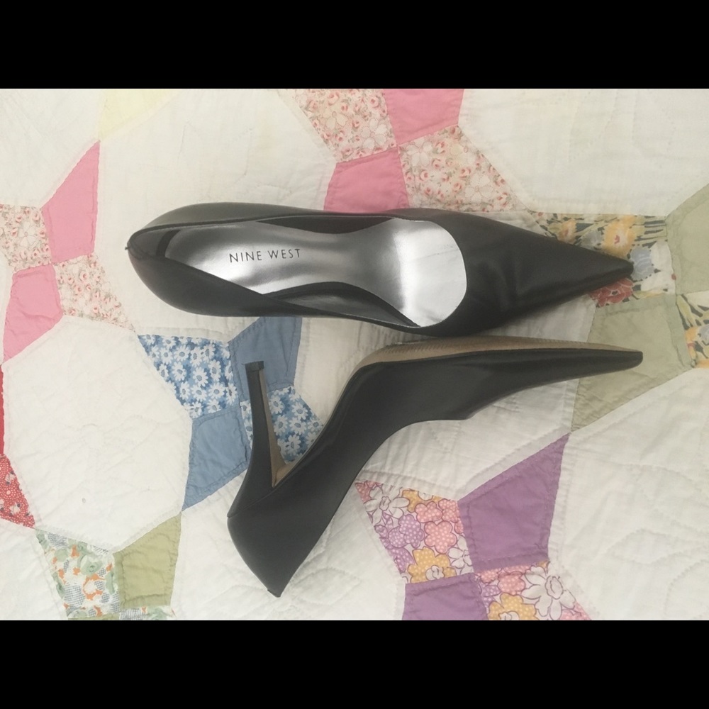 NINE WEST black leather pointed toe pumps