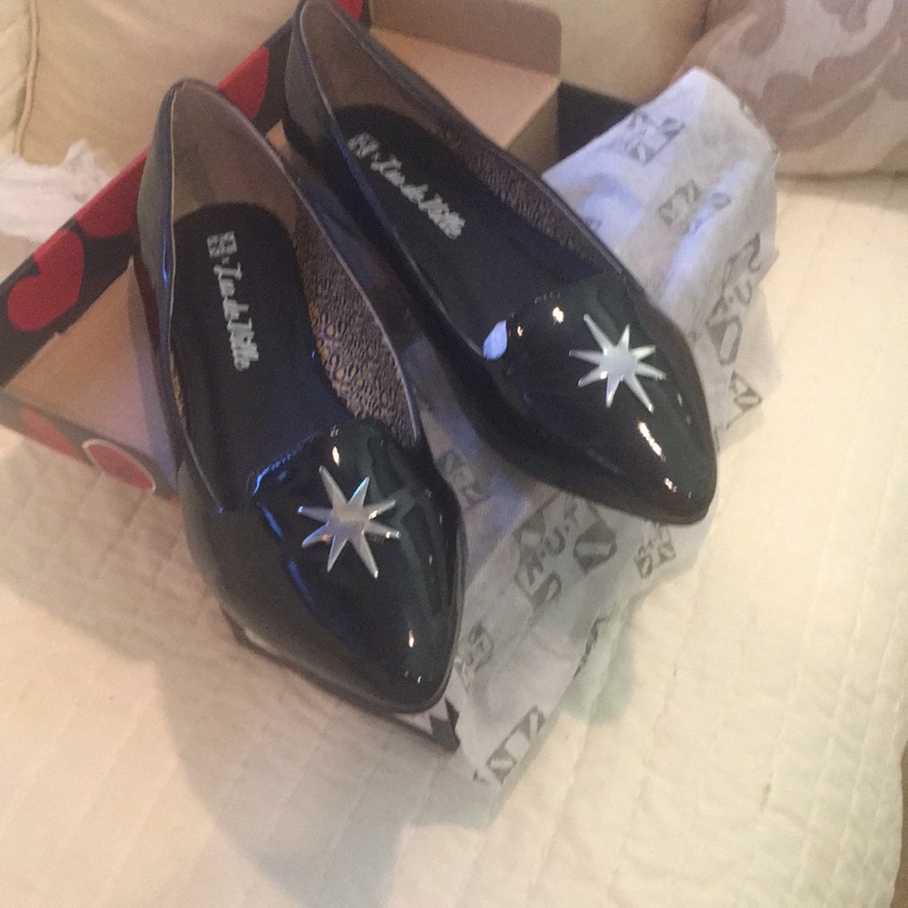 Black starburst pointed flat. T. U. K. Brand