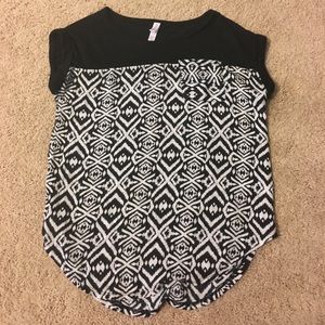 Patterned blouse pocket tee