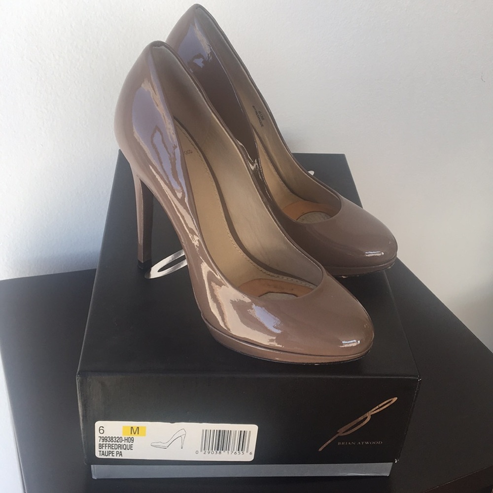 B by Brian Atwood sz 6 patent taupe heels