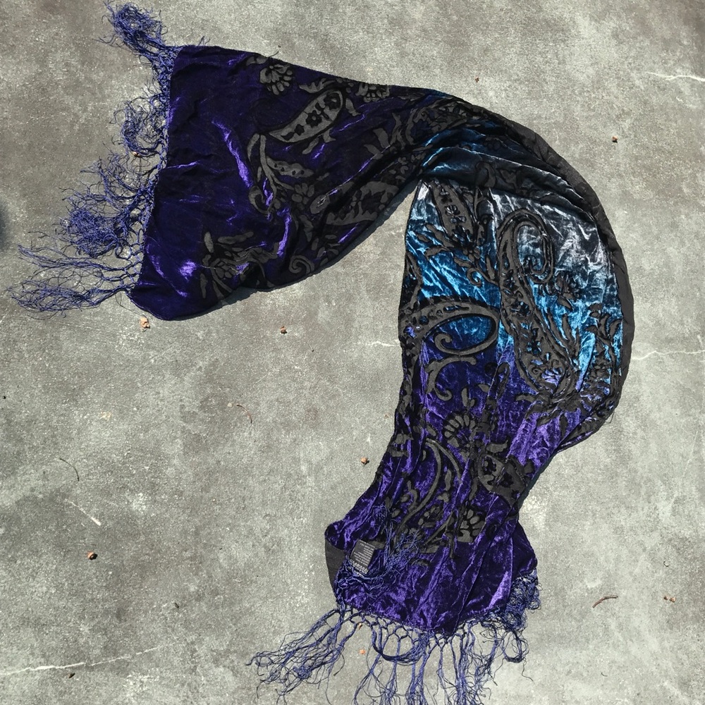 Elegant velvet scarf