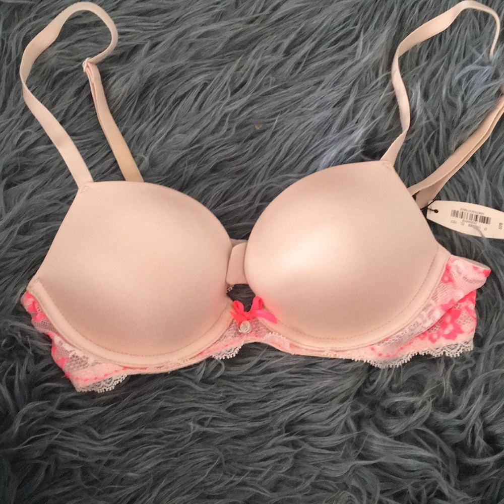 VS lightly padded push-up bra with tags