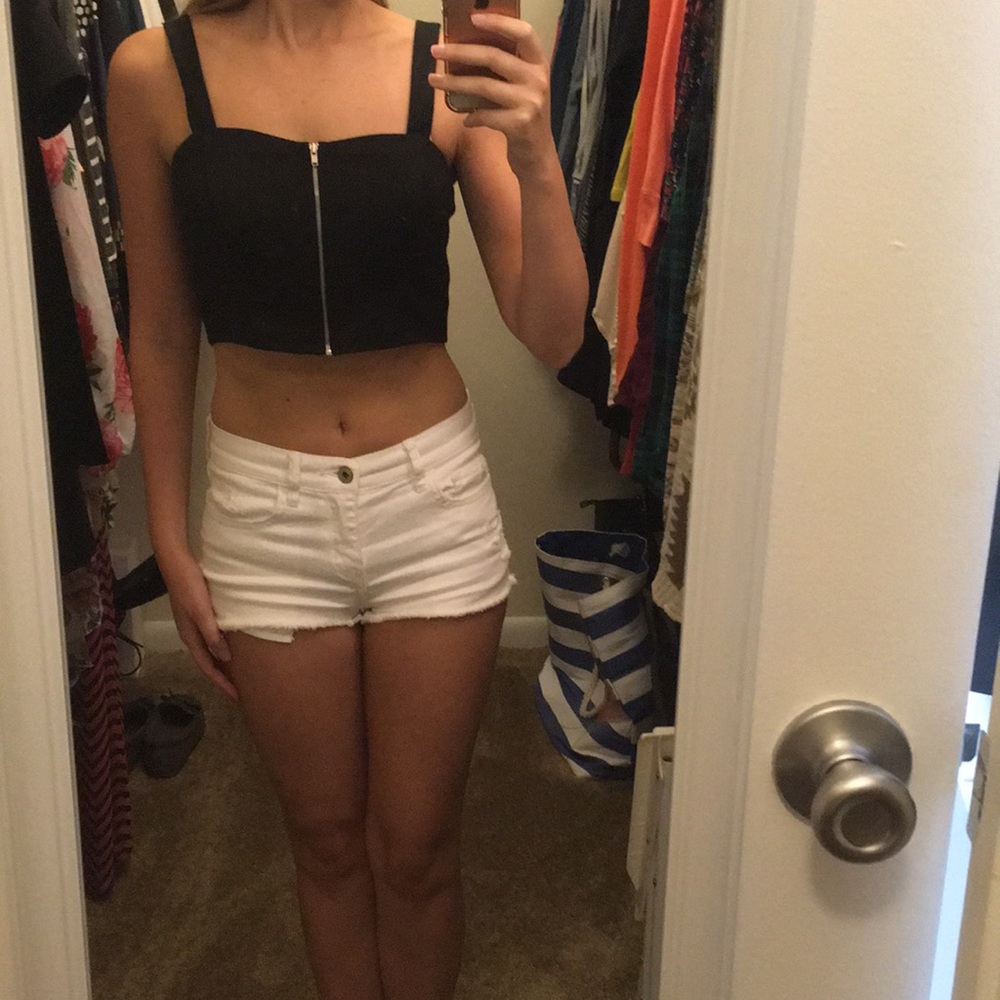 *SOLD* Body Central Black Crop Top - Picture 3 of 6