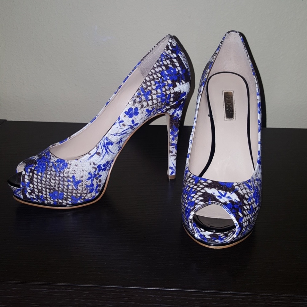 Guess pumps