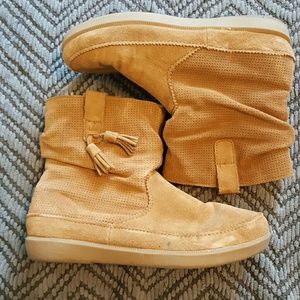 American Eagle moccasin fur boots